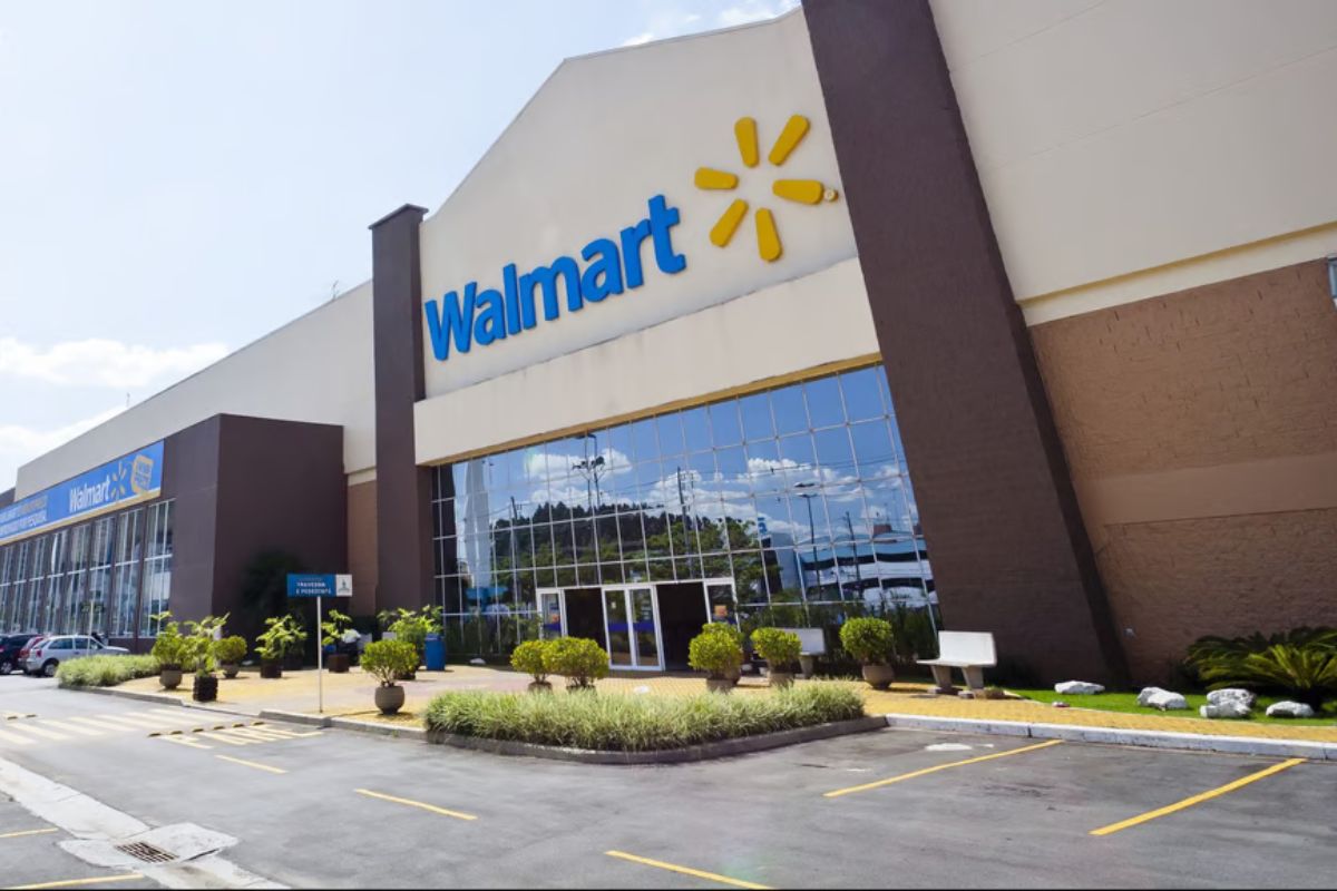 Mujer organizando artículos en almacén Walmart y Sams México